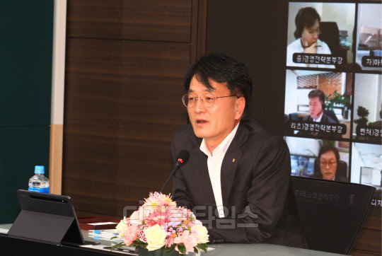 서울 중구 소재 농협금융지주 본사 회의실에서 개최된 2021 경영전략회의에서 손병환 농협금융지주 회장이 ESG비전 및 탈석탄금융 선언을 공식 발표하고 있다. (NH농협금융지주 제공)